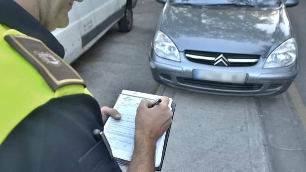 Un policía im,pone una multa de tráfico, en una imagen de archivo