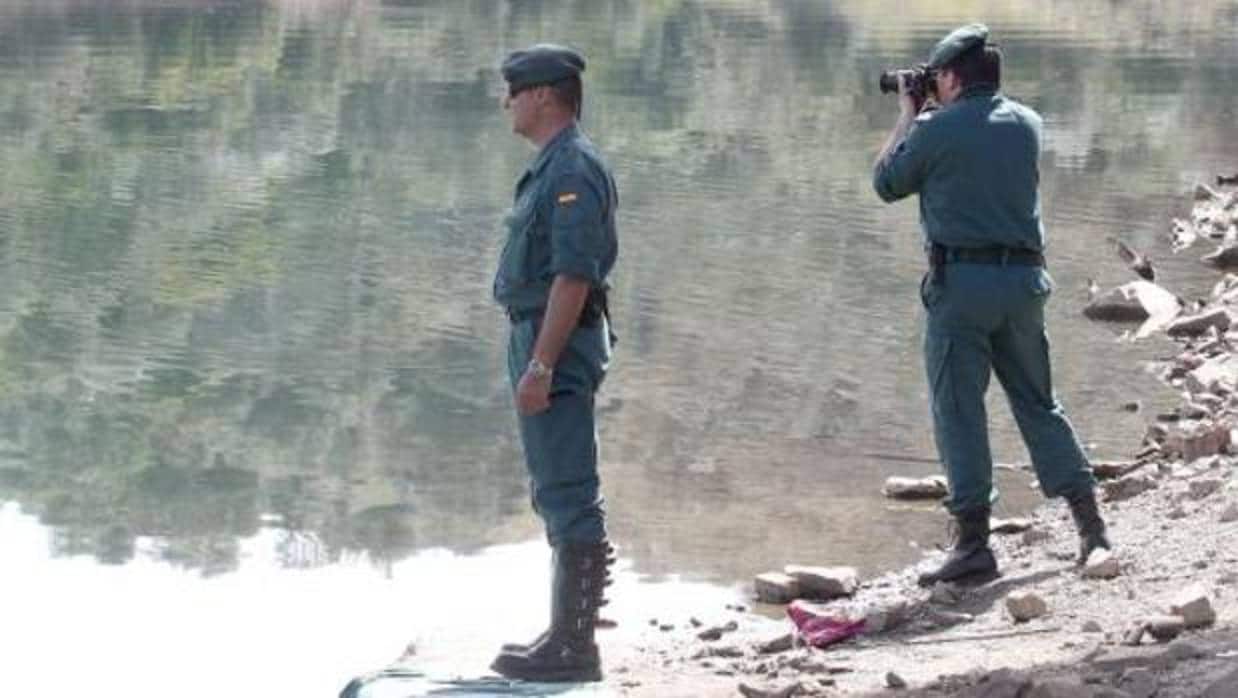 Dos agentes del Seprona, durante una operación de vigilancia