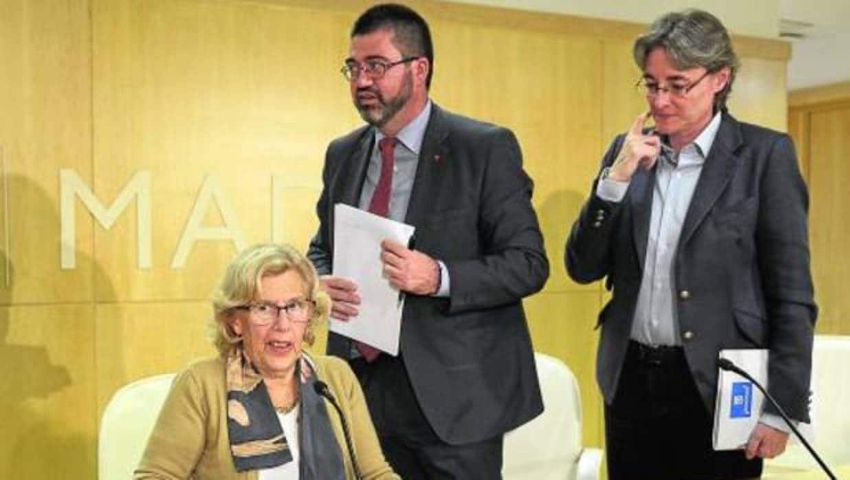 La alcaldesa de Madrid, Manuela Carmena, y los ediles Calos Sánchez Mato y Marta Higueras