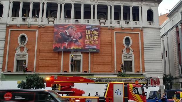 Greenpeace obliga a intervenir a los bomberos tras desplegar una enorme pancarta en la Gran Vía