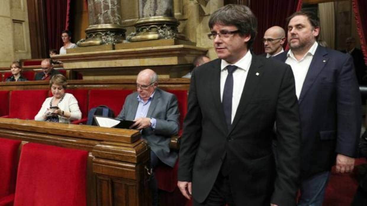 Puigdemont y Junqueras en el Parlament