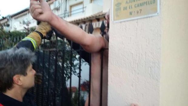 Un hombre se queda ensartado en una valla cuando saltaba para acceder a su casa