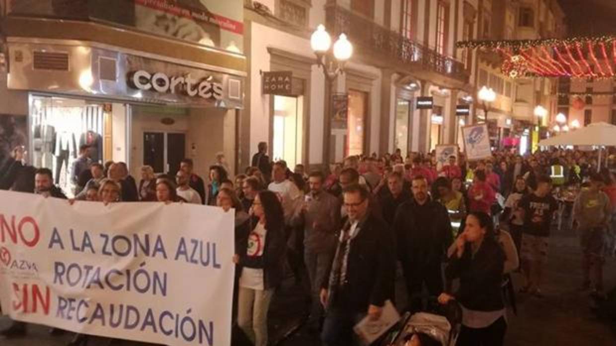 Cientos de vecinos se manifiestan contra la zona azul de la capital grancanaria