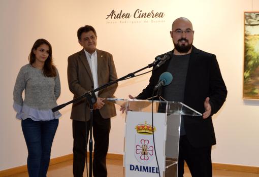 El artista, a la derecha, durante la apertura de la muestra