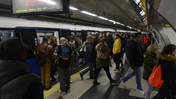 Convocan una nueva huelga de Metro en pleno colapso por la Navidad