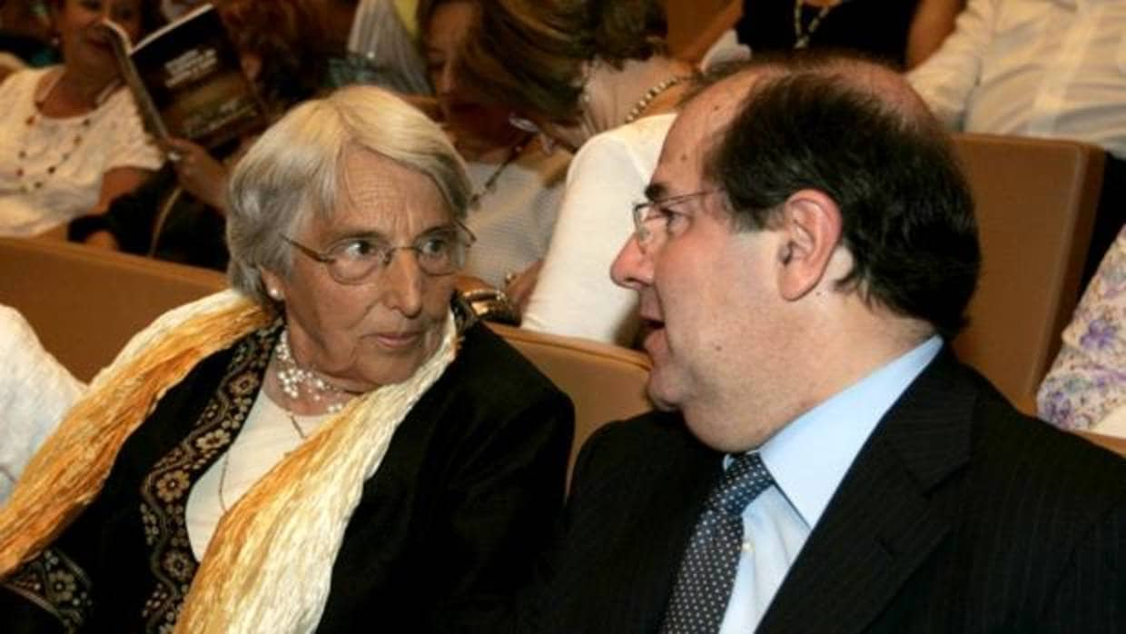 Manuela Caro conversa con el presidente de Castilla y León, Juan Vicente Herrera, durante el concierto homenaje de su 80 aniversario junto a la Oscyl