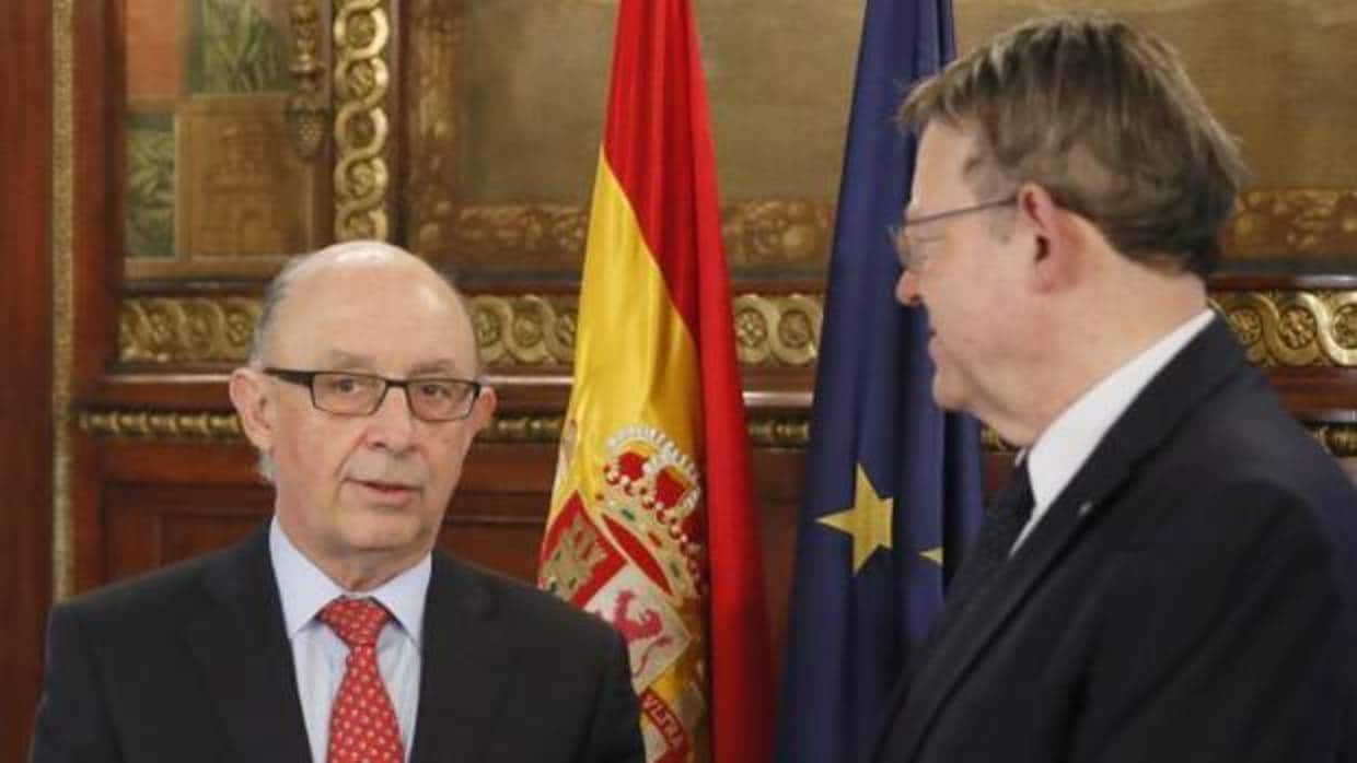 El ministro de Hacienda, Cristóbal Montoro, con el presidente de la Generalitat Valenciana, Ximo Puig, en Moncloa
