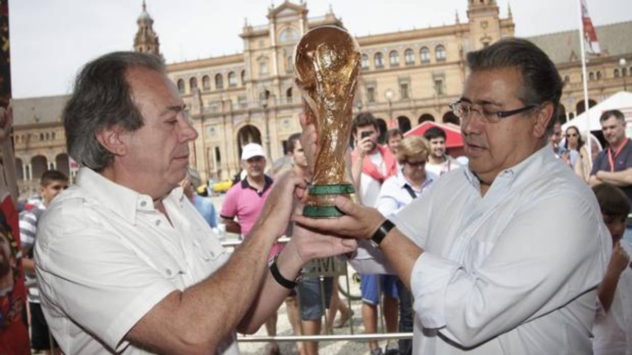 Pablo Ornaque con la Copa del Mundo ganada por España en el Mundial de Sudáfrica en 2010