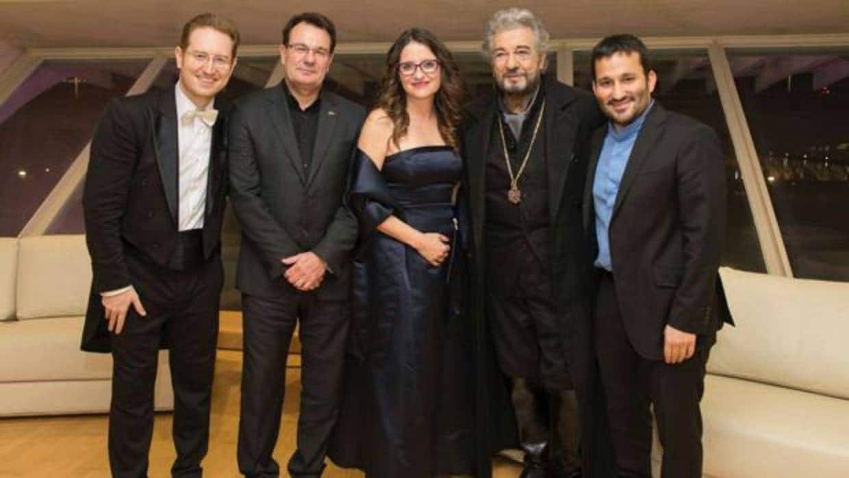 Imagen de Marzà y Oltra junto a Plácido Domingo y el resto del elenco difundida por el conseller de Cultura en las redes sociales