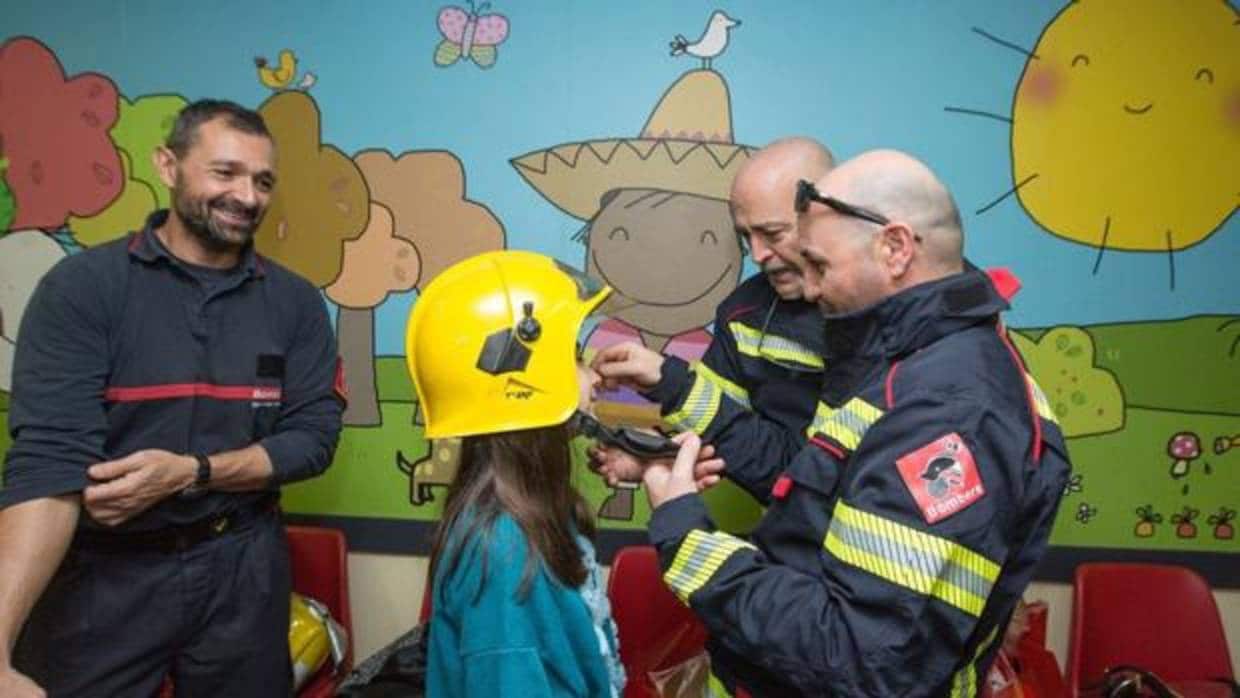 Los niños hospitalizados se ponen el casco de bombero por Navidad