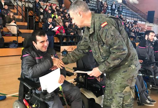 El Delegado de Defensa Coronel Rafael Morenza con Rafa Ibáñez, jugador de Levante UD Masclets