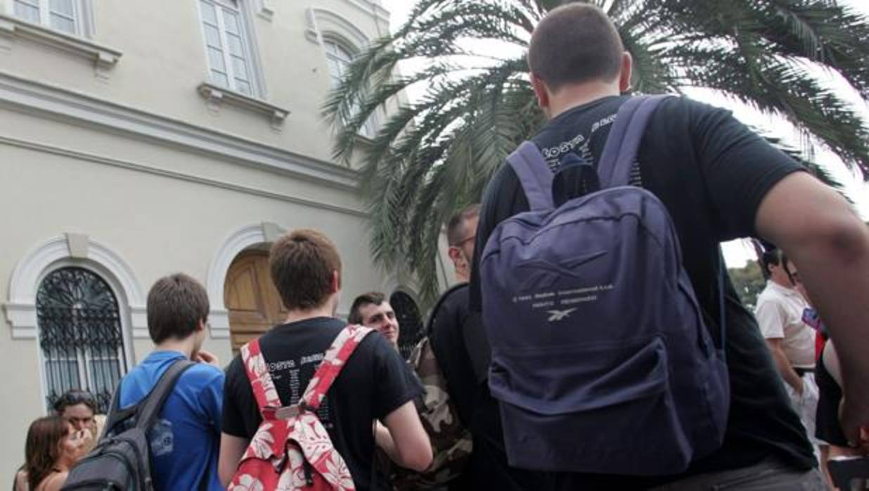 Imagen de archivo de un grupo de estudiantes en la puerta de un colegio de Valencia