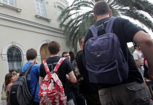 magen de archivo de un grupo de estudiantes en la puerta de un colegio de Valencia