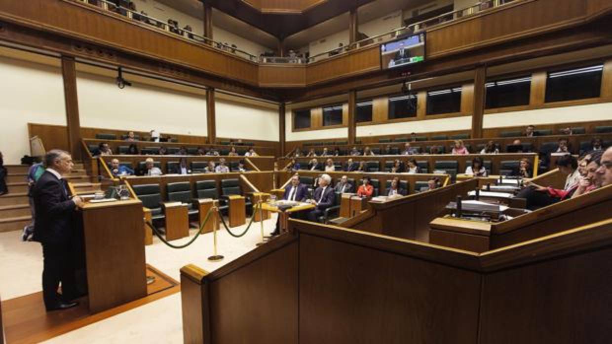 El derecho a la autodeterminación parte en dos al Parlamento vasco