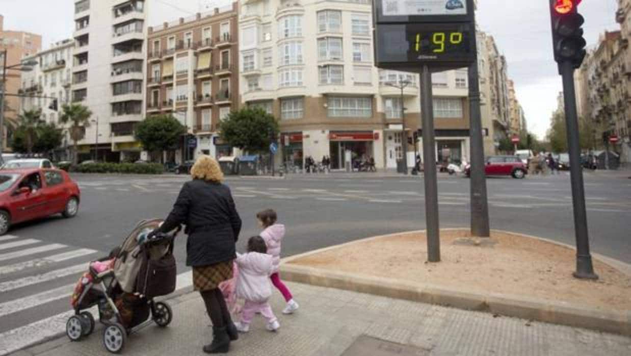 Un termómetro marcando una temperatura atípica en invierno en Valencia