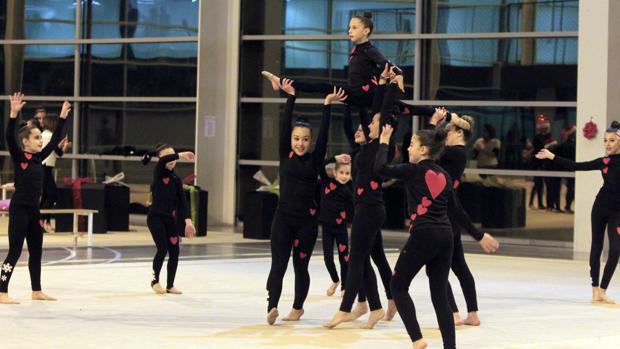 El club Venus Toledo da la bienvenida a la Navidad con una exhibición de gimnasia artística