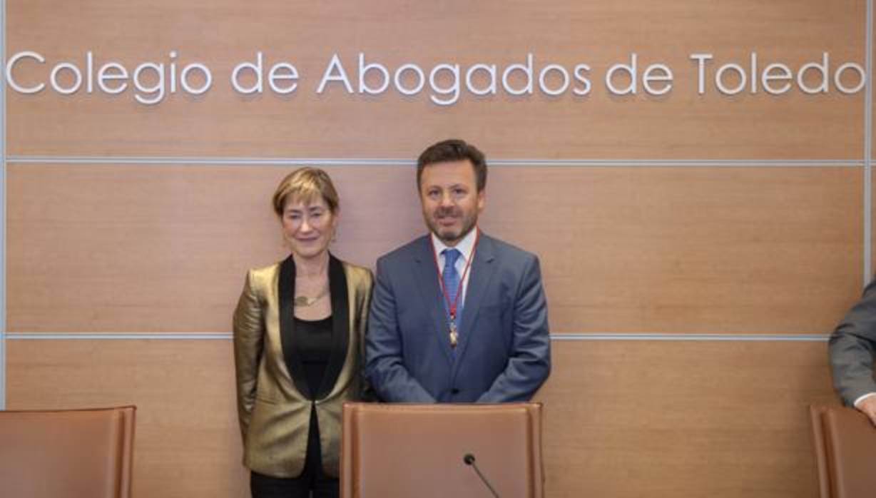 Ángel Cervantes con la presidenta del Consejo General de la Abogacía Española, Victoria Ortega Benito