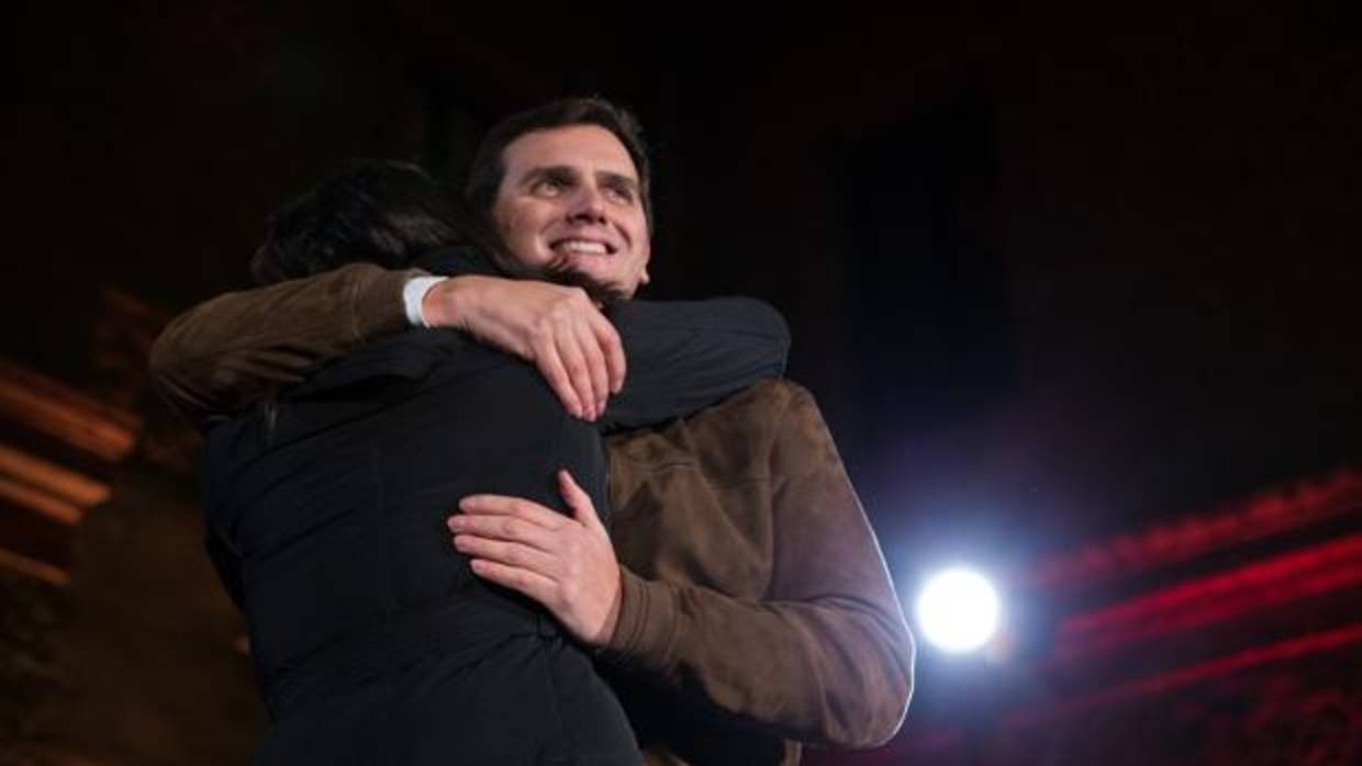 Albert Rivera abraza a Inés Arrimadas en el acto de cierre de campaña