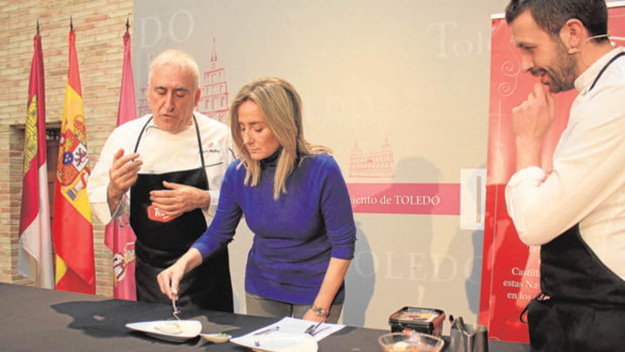 La alcaldesa Tolón, en presencia del cocinero Adolfo Muñoz