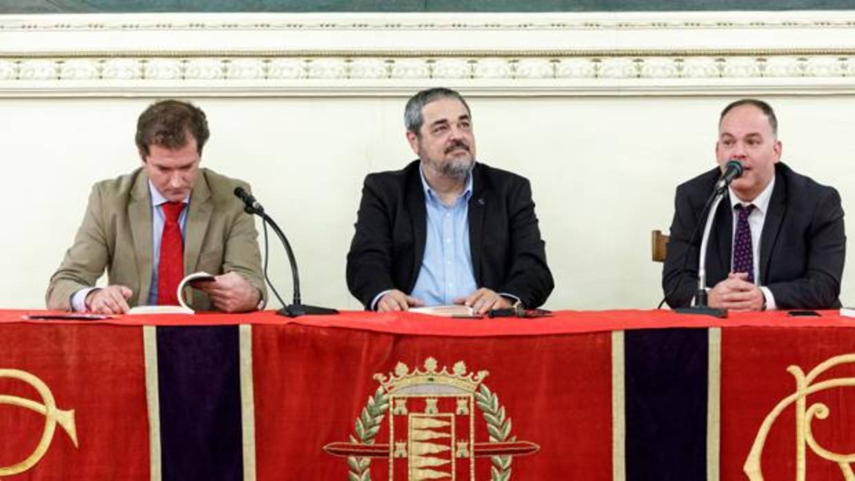Carlos Aganzo (centro), durante la presentación de su libro en Valladolid