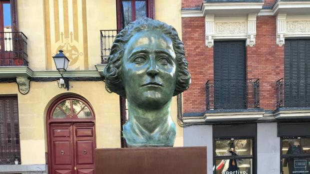 El busto de Clara Campoamor regresa a Malasaña