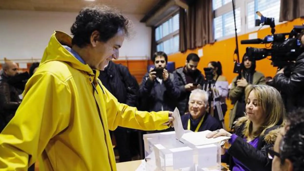 Un hombre vota vestido de amarillo, color en favor de la liberación de los presos