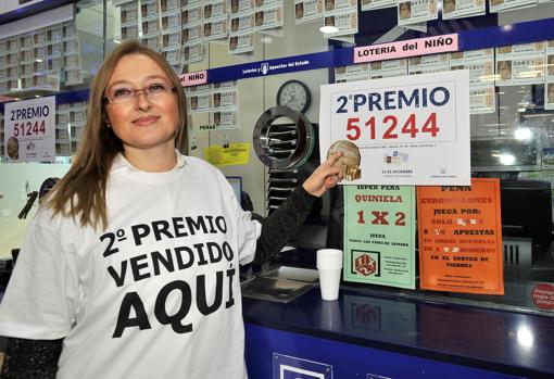 La responsable de la administración nº 20 de Albacete muestra el cartel del segundo premio