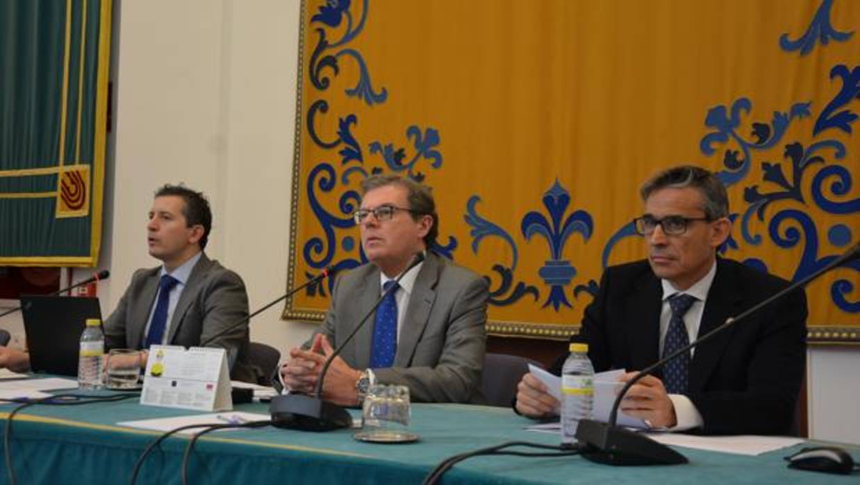 El rector de la UCLM, Miguel Ángel Collado (en el centro), en la presentación de los presupuestos