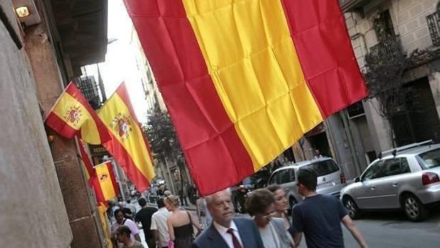 Una caravana de coches recorre Barcelona enarbolando banderas españolas