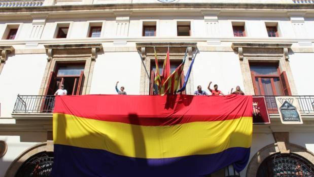 Imagen de la enseña republicana en el Ayuntamiento de Sagunto