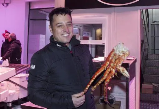 Antonio Castañeda, muestra las patas de cangrejo real, un producto de moda