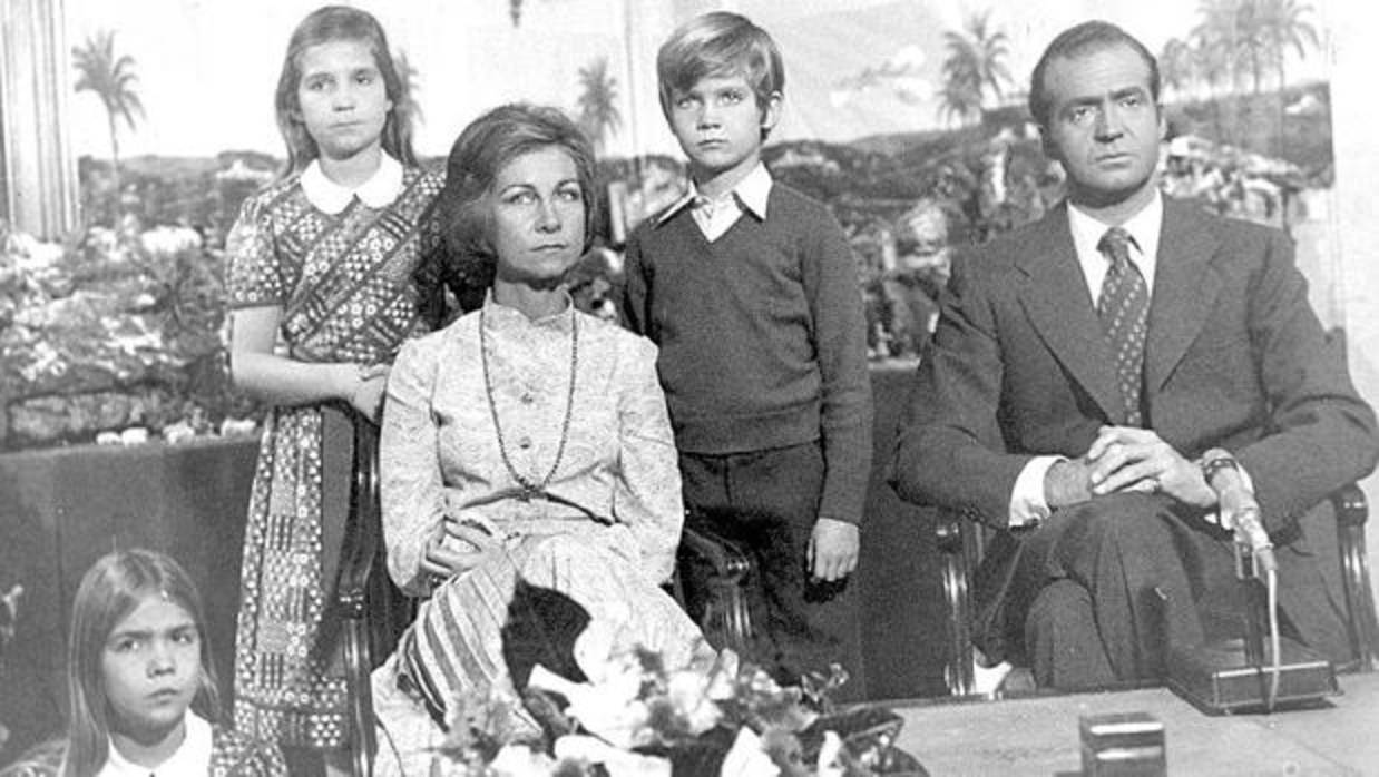 Don Juan Carlos, acompañado por la Reina y sus tres hijos en su primer Mensaje de Navidad en 1975
