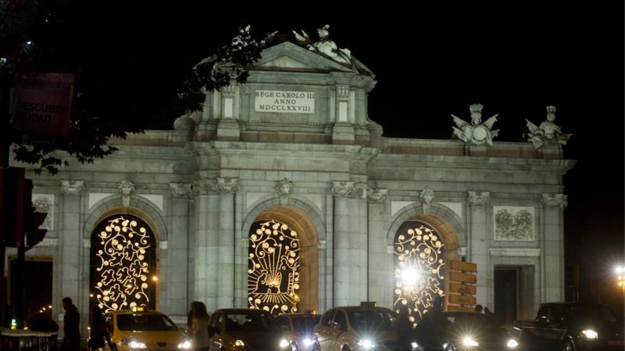 Nacimiento luminoso que se ubicaba en la Puerta de Alcalá. Sobre estas líneas, el de 2011