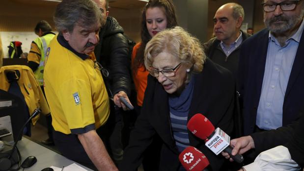 Carmena felicita la Navidad desde la emisora del taxi y agradece que los taxistas siempre estén «pendientes de Madrid para ayudar»