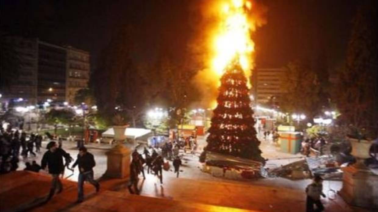 Un árbol de Navidad en llamas: la ofensiva felicitación navideña de Izquierda Unida en Twitter