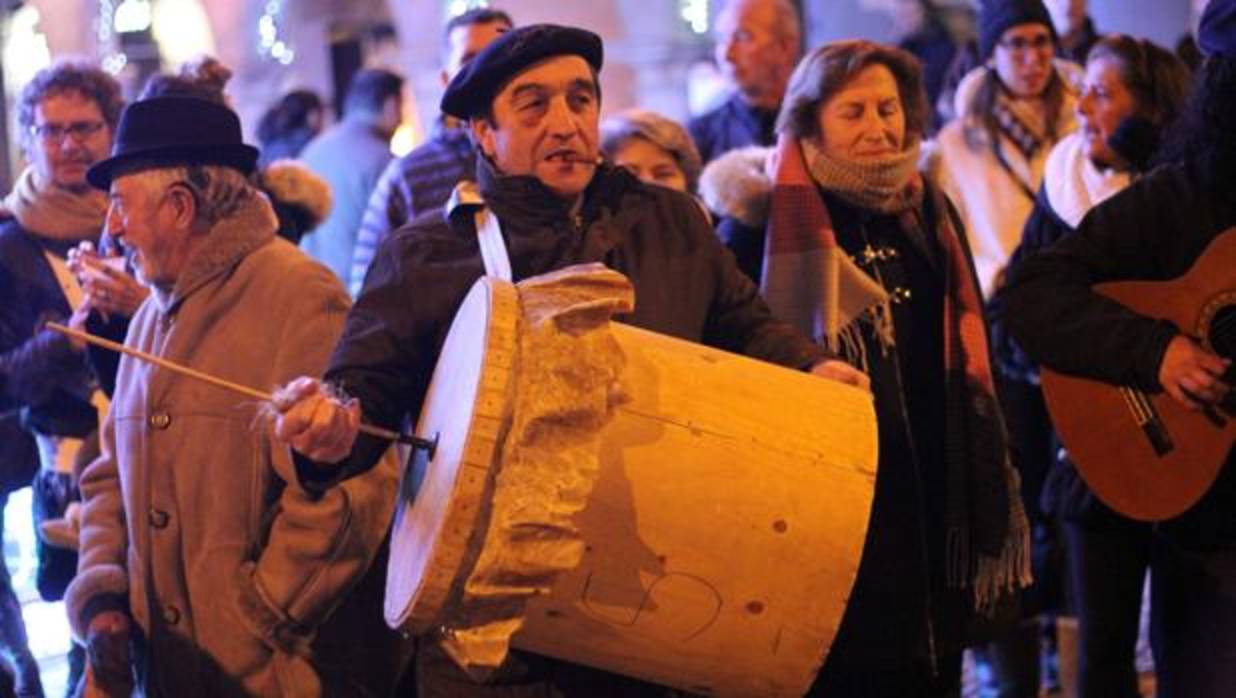 La rondalla seguntina recorrió el sábado la ciudad del doncel cantando villancicos