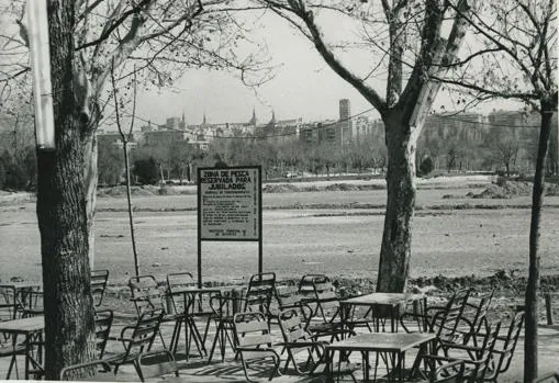 La terraza de uno de los bares que rodean al lago en una de sus reformas en 1982