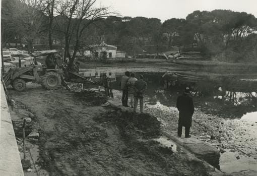 Los trabajos de remodelación que se acometieron en el lago en 1982