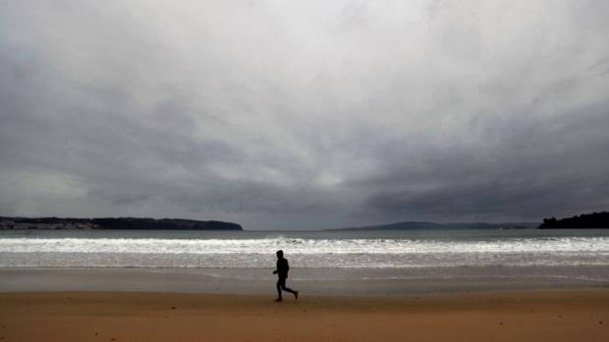 La tormenta Bruno acercándose a la costa coruñesa de Miño durante esta mañana