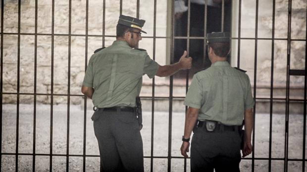La Fiscalía cita a trece profesores de un instituto de Barcelona por comentarios a hijos de guardias civiles