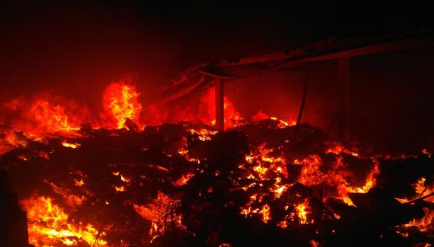 Vídeo: un incendio devastador arrasa una nave industrial en Algemesí