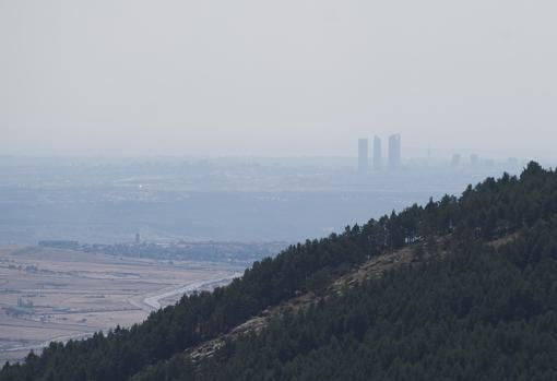 Las cuatro torres de Madrid, vistas desde el parque nacional de la Sierra de Guadarrama