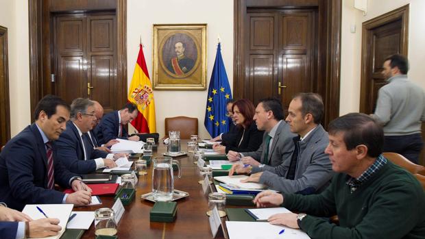 Zoido promete dar en 20 días a Policía y Guardia Civil cifras concretas de la equiparación salarial