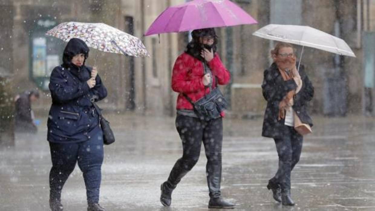 Tres visitantes sufren las consecuencias del temporal en Santiago de Compostela