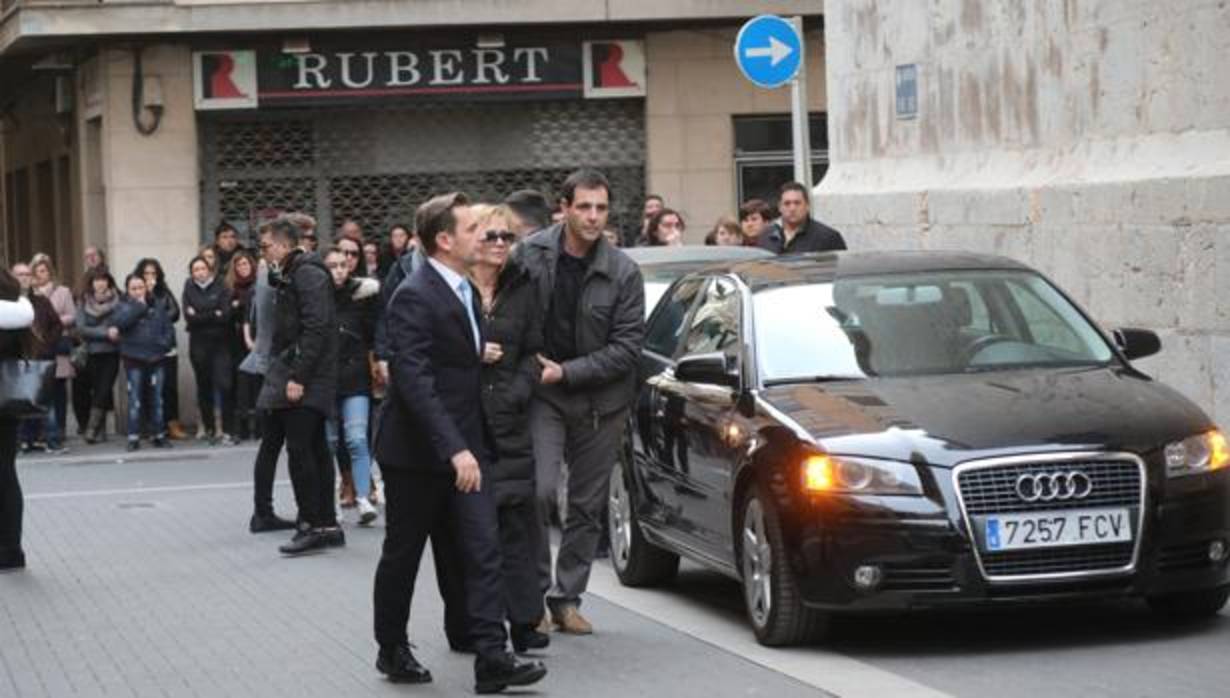 Imagen de la familia de Andrea durante el funeral