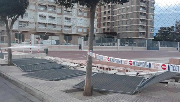 El viento derriba el muro de un colegio en Cullera sin provocar daños personales