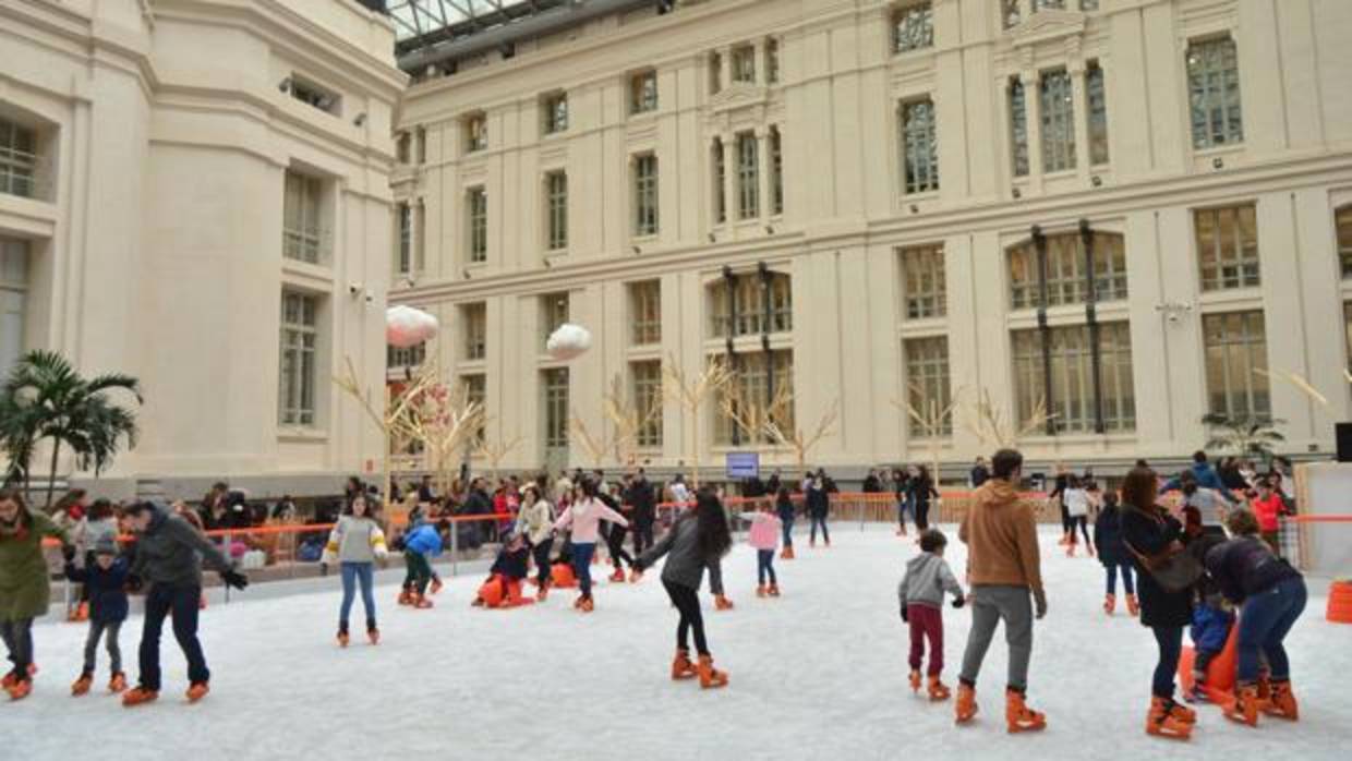 Pista de patinaje en la galeria de cristal en el palacio de Cibeles