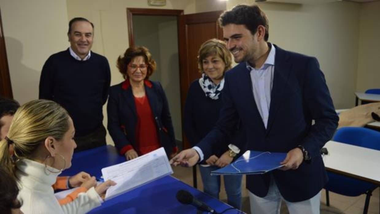 Serrano durante la presentación de los avales, acompañado por José Julián Gregorio y Carmen Riolobos