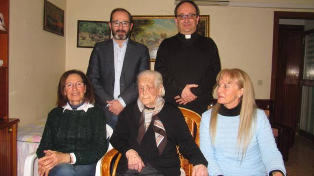 La centenaria consaburense junto al alcalde, el párroco y dos de sus hijas