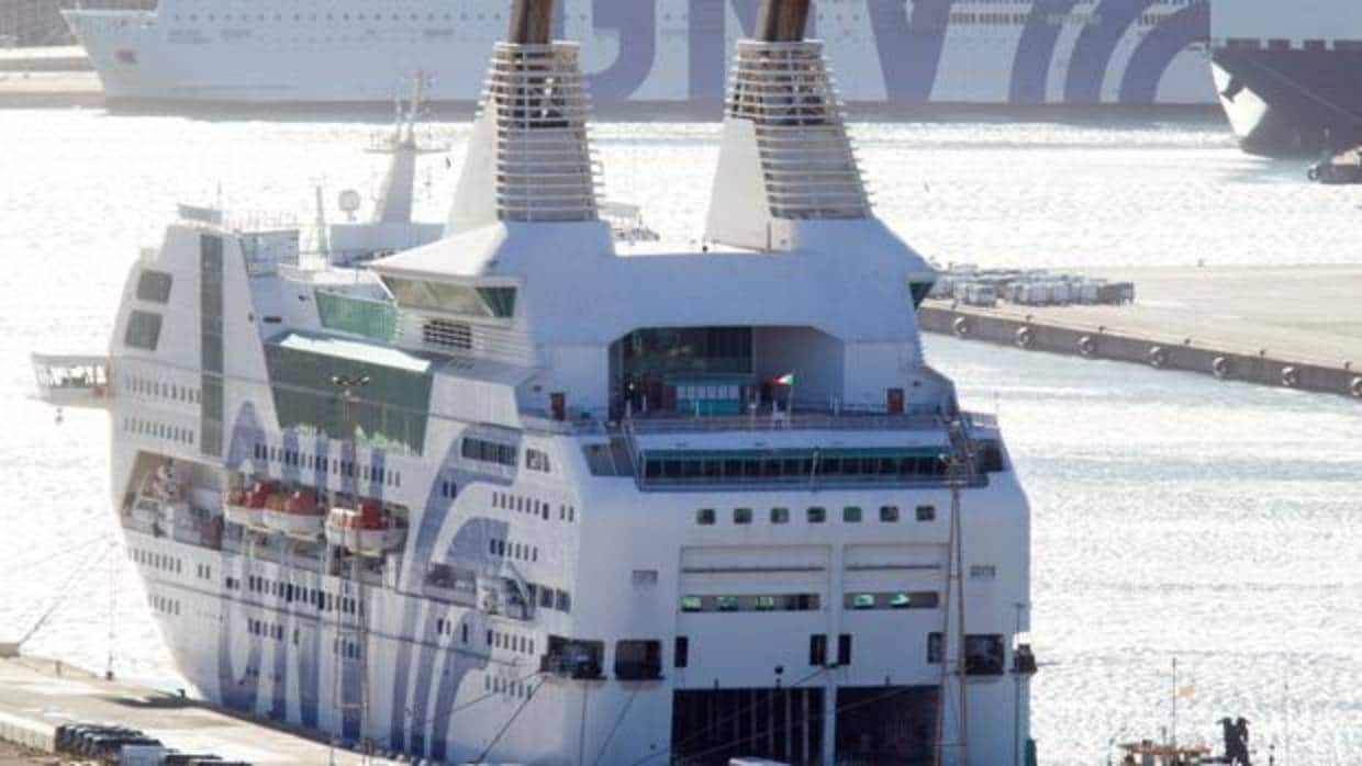 Los barco-hoteles Rhapsody (c) y GNV Azzurra (fondo) contratados por el Ministerio del Interior